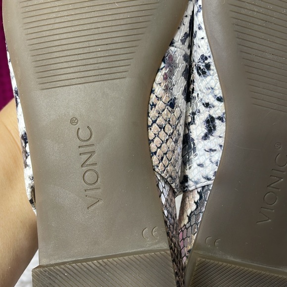 Women's Vionic Jade Flat Slingback Silver Boa Metallic Leather 8 - Picture 12 of 13